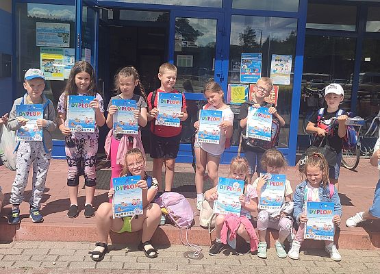 uczniowie prezentują dyplomy