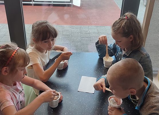 uczniowie jedzą lody