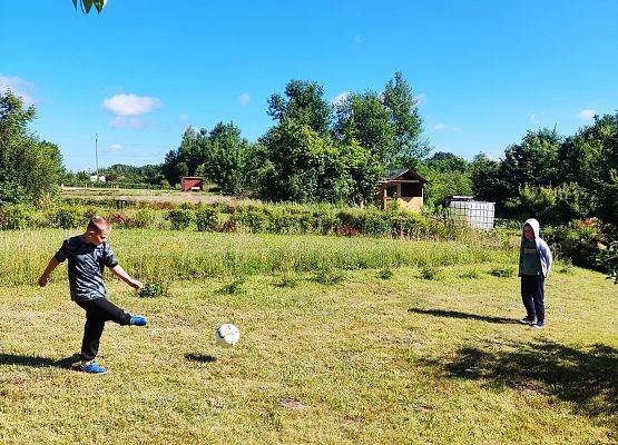 chłopcy grają w piłkę