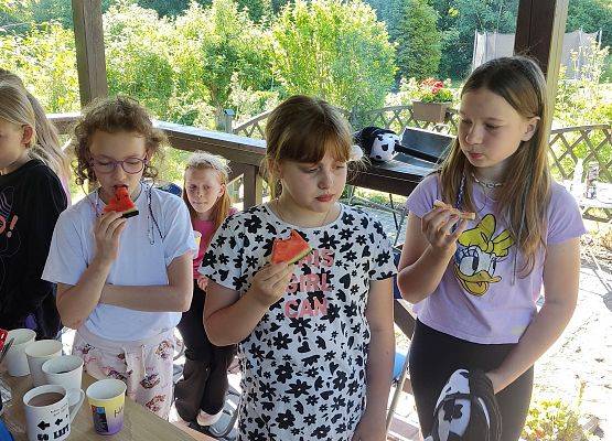 dziewczynki podczas poczęstunku