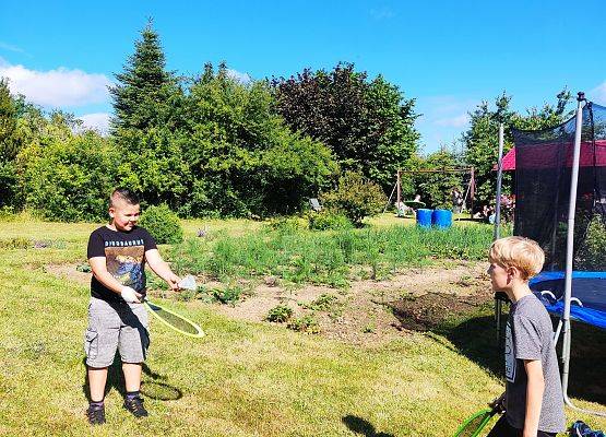 chłopcy grają w tenisa