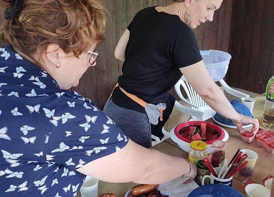 rodzice przygotowują poczęstunek