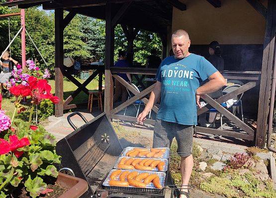 rodzic piecze kiełbaski