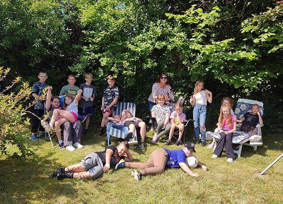 uczniowie wypoczywają