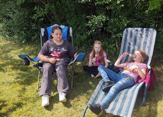 uczennice odpoczywają na leżaku