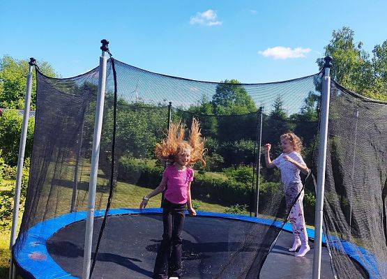 zabawa na trampolinie