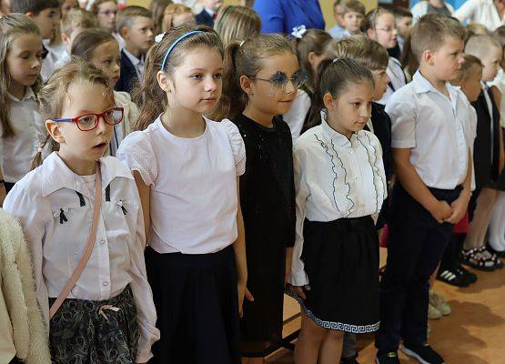 uczniowie podczas uroczystości