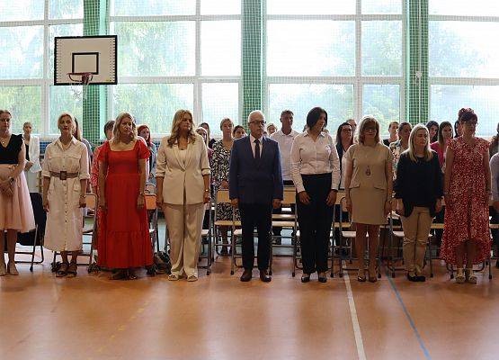 nauczyciele  podczas uroczystości
