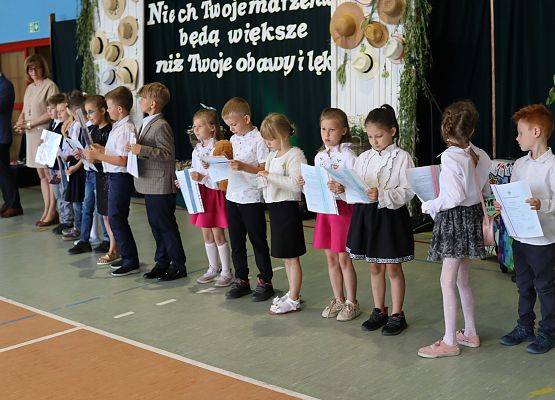 uczniowie ze świadectwami