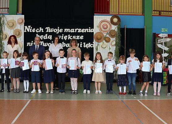 dyrekcja, wychowawca, przewodnicząca rady rodziców i uczniowie ze świadectwami