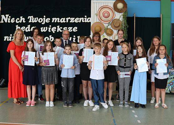 dyrekcja, wychowawca, przewodnicząca rady rodziców i uczniowie ze świadectwami