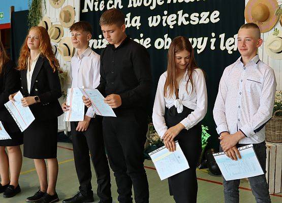 uczniowie odbierają świadectwa