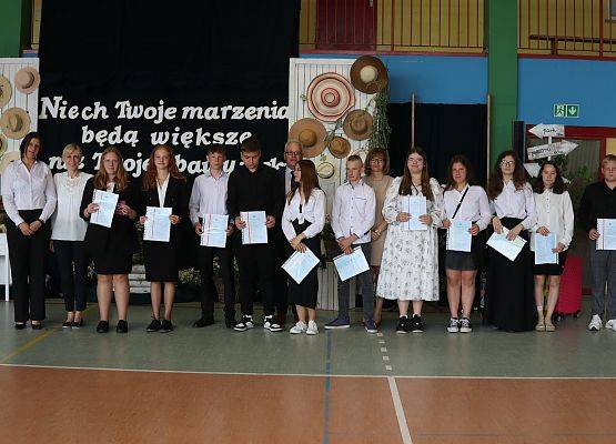 dyrekcja, wychowawca, przewodnicząca rady rodziców i uczniowie ze świadectwami