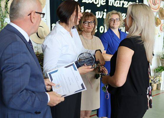 przewodnicząca rady rodziców wręcza statuetkę