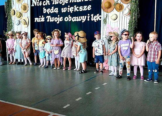 dzieci występują na scenie