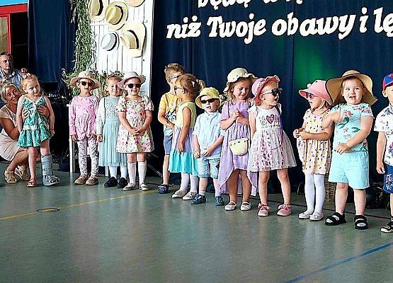 dzieci występują na scenie