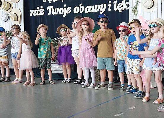 dzieci występują na scenie