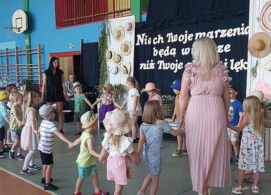 dzieci występują na scenie