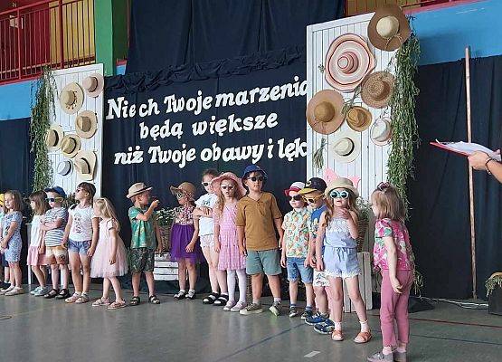 dzieci występują na scenie
