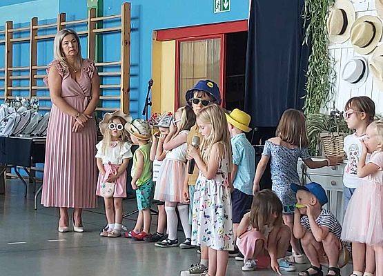 dzieci występują na scenie