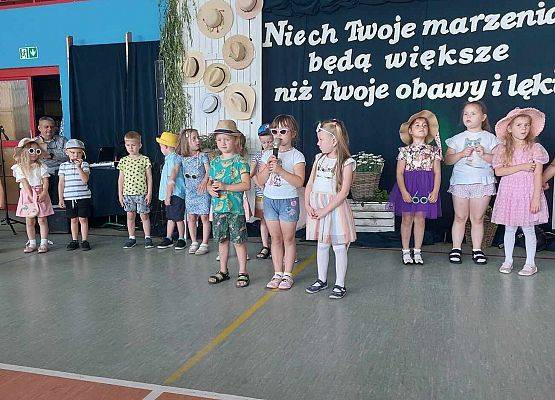 dzieci występują na scenie