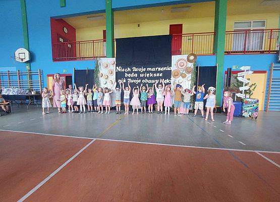 dzieci występują na scenie