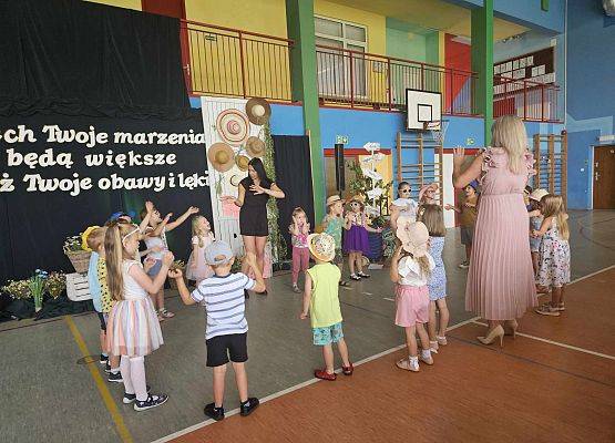 dzieci występują na scenie