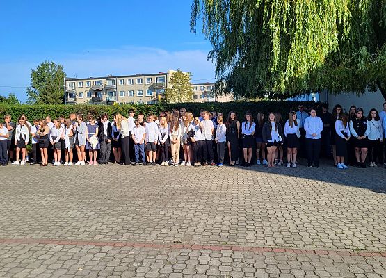 uczniowie na placu przed szkołą