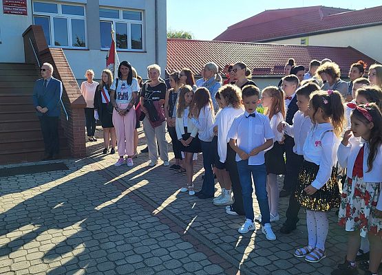 uczniowie na placu przed szkołą