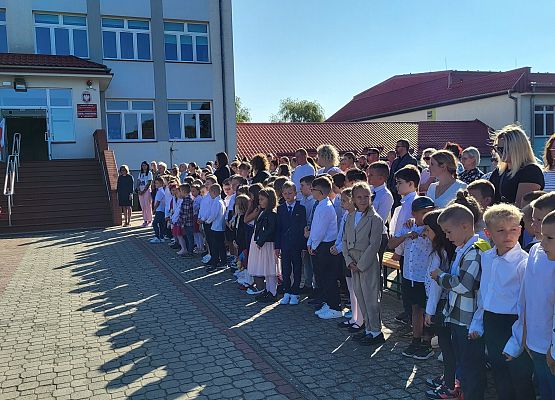 uczniowie na placu przed szkołą