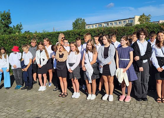 uczniowie na placu przed szkołą