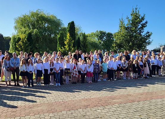 uczniowie na placu przed szkołą