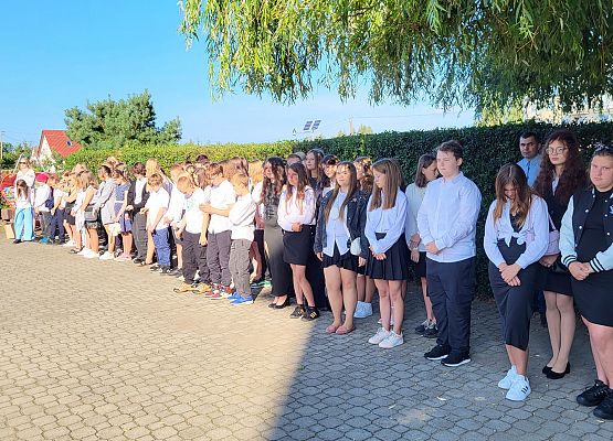 uczniowie na placu przed szkołą