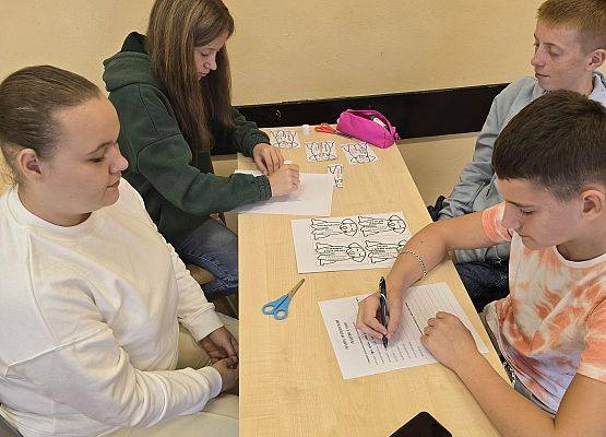 uczniowie pracują w grupie