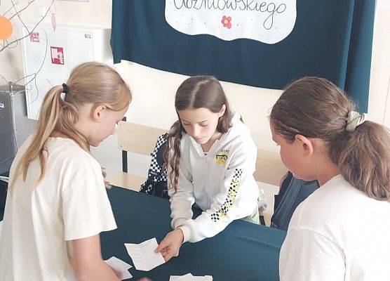 uczennice rozkładają karty do głosowania