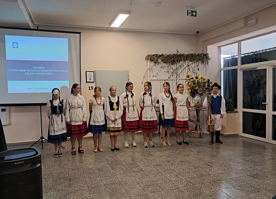 uczniowie w strojach kaszubskich