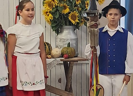 uczniowie w strojach kaszubskich