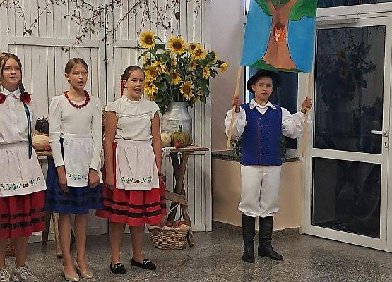 uczniowie w strojach kaszubskich