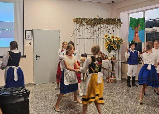uczniowie tańczą w strojach kaszubskich