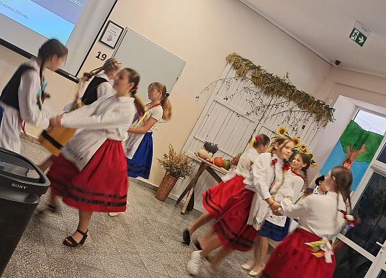 uczniowie tańczą w strojach kaszubskich
