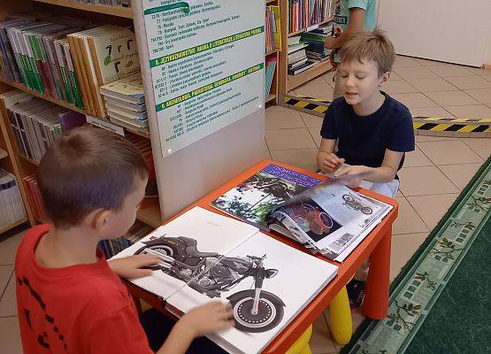 uczniowie oglądają książki