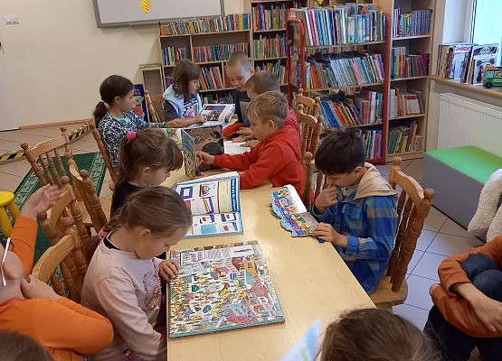 uczniowie oglądają książki