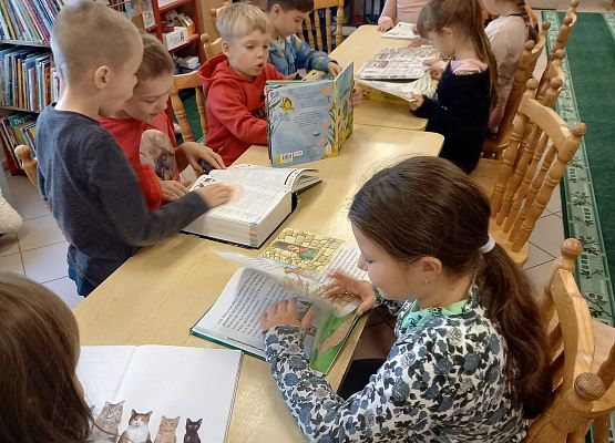 uczniowie oglądają książki