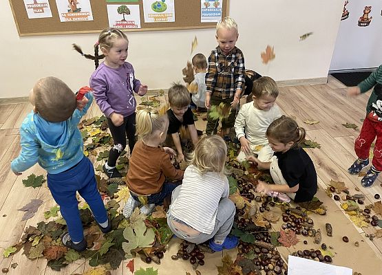 dzieci układają liście
