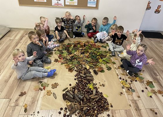 dzieci prezentują swoją pracę