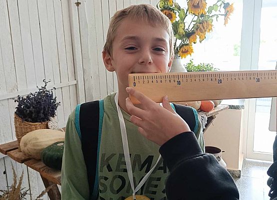 uczeń mierzy uśmiech