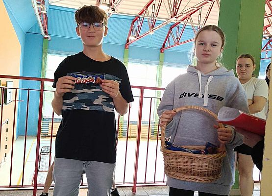 uczniowie otrzymują słodycze  za najlepsze żarty