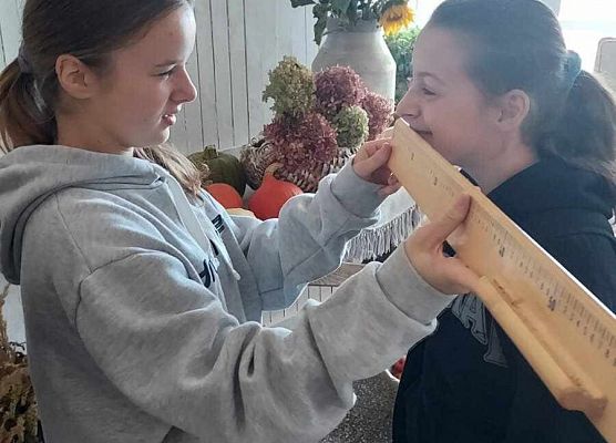 uczennice mierzy uśmiech