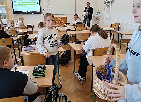 uczniowie otrzymują słodycze  za najlepsze żarty