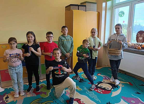 uczniowie otrzymują słodycze  za najlepsze żarty